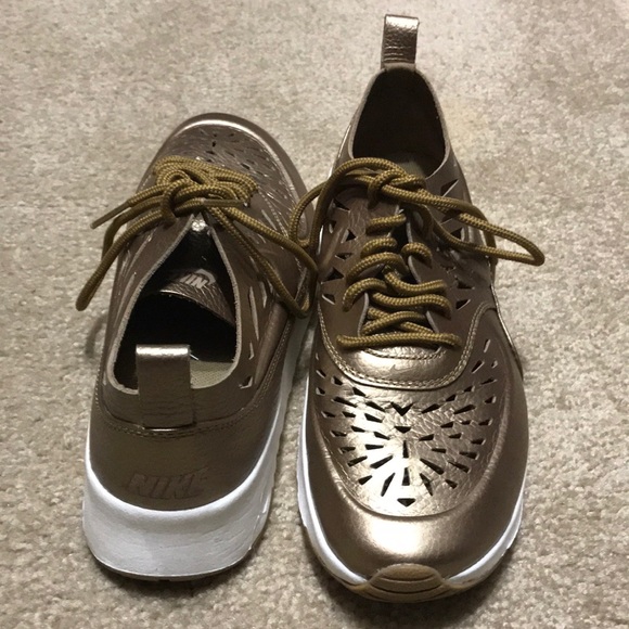 Nike Shoes - Nike Gold 👟 💰